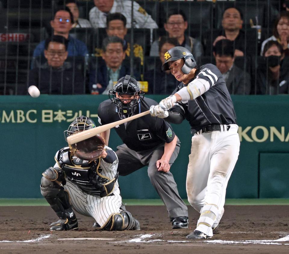 　１１回、右翼スタンドへ勝ち越しソロを放つ野村（撮影・立川洋一郎）