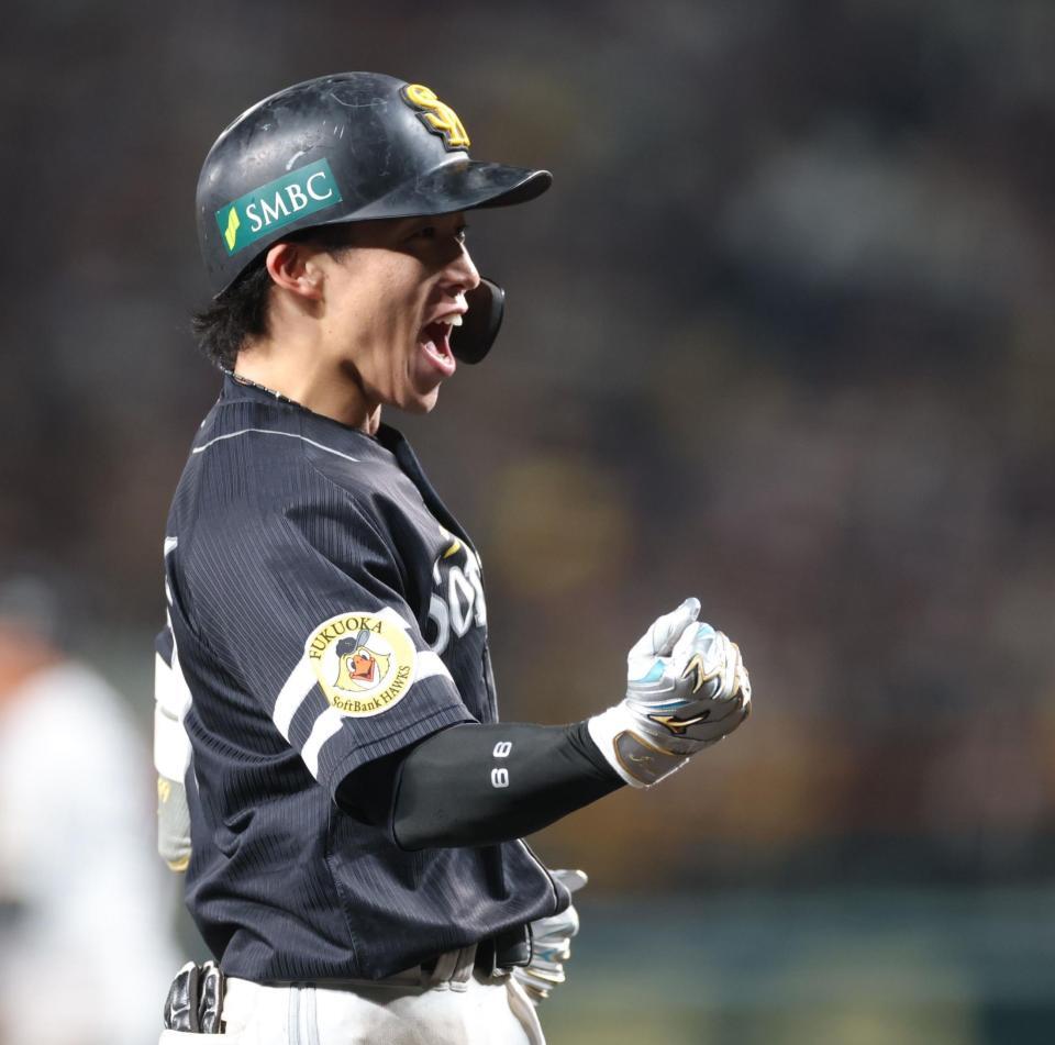 　１１回、勝ち越しソロを放ち、ガッツポーズで生還する野村（撮影・西岡正）