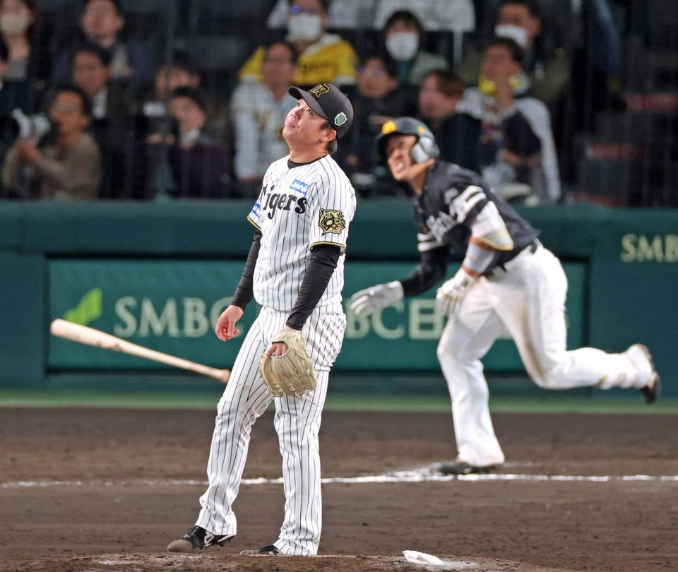 　１１回、野村にソロを浴び勝ち越しを許す村上（撮影・立川洋一郎）
