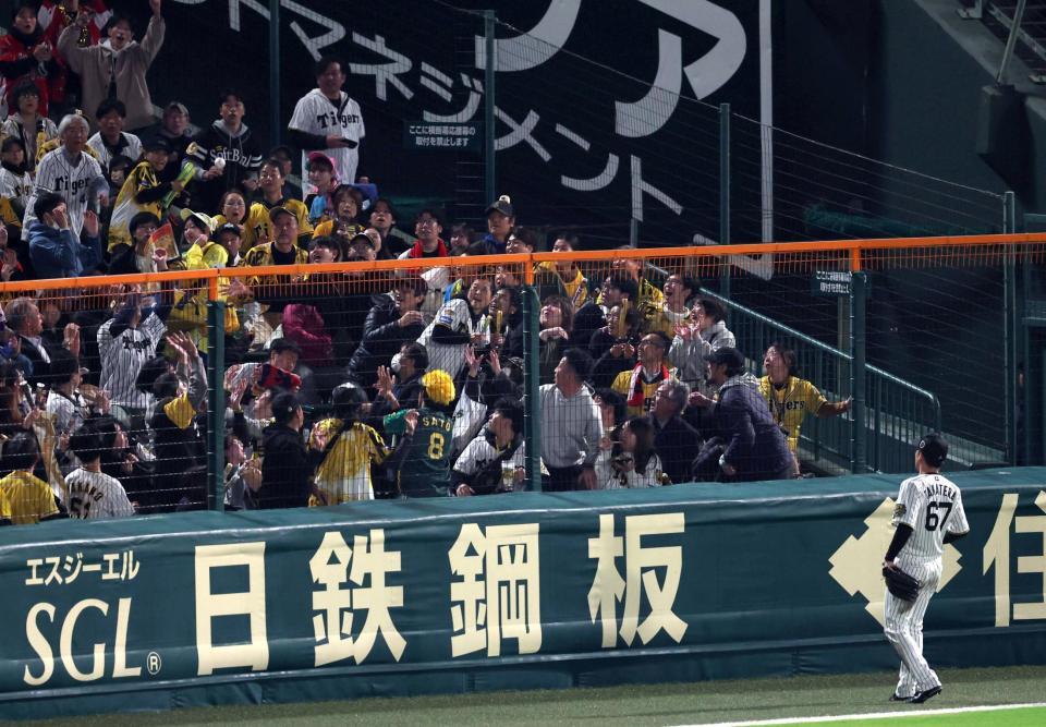 　８回、高寺は柳田のスタンドインする打球を見送る（撮影・山口登）