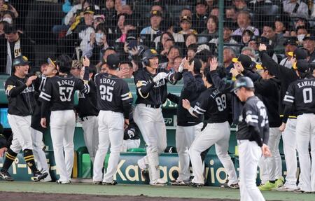 　８回、同点２ランを放ち、ナインに迎えられる柳田（中央）