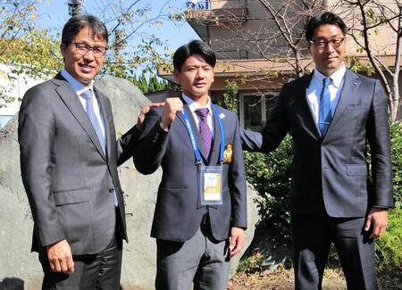 　大渕スカウト部長（左）、伊藤スカウト（右）から指名あいさつを受けた東海大・大塚（撮影・藤田昌央）