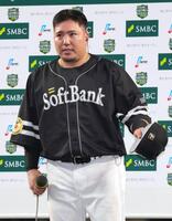 　ＭＶＰに選ばれインタビューに答えるソフトバンクの山川