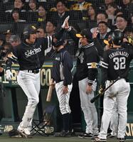 　８回、同点２ランを放ち、ハイタッチを交わす柳田（左）＝撮影・飯室逸平