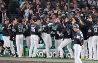 　８回、同点２ランを放ち、ナインに迎えられる柳田（中央）