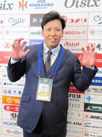 　巨人の指名挨拶を受けてシーサーポーズを決めるオイシックス・知念