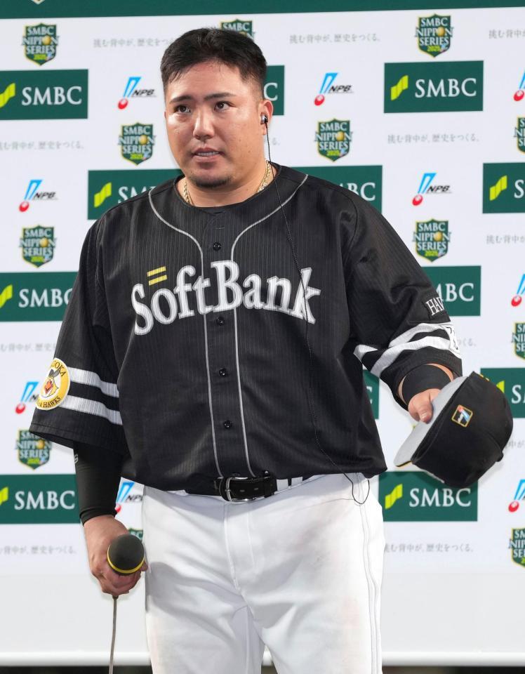 　ＭＶＰに選ばれインタビューに答えるソフトバンクの山川