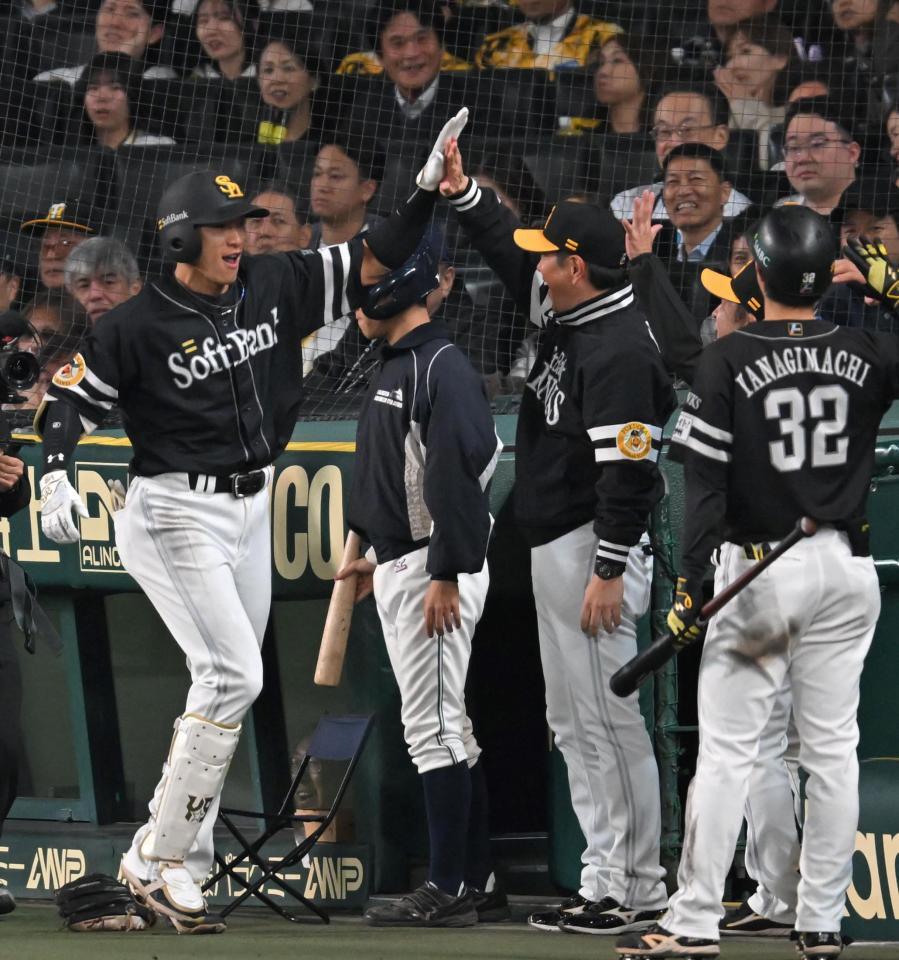 　８回、同点２ランを放ち、ハイタッチを交わす柳田（左）＝撮影・飯室逸平