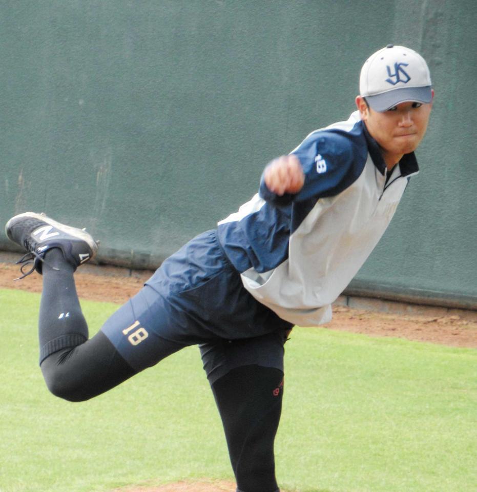 　投球練習をする奥川