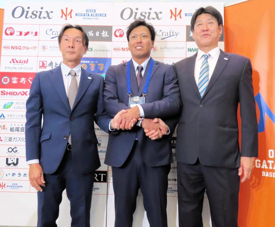 　巨人の榑松スカウトディレクター（左）、斉藤宜之スカウト（右）とガッチリと握手を交わす育成５位のオイシックス・知念