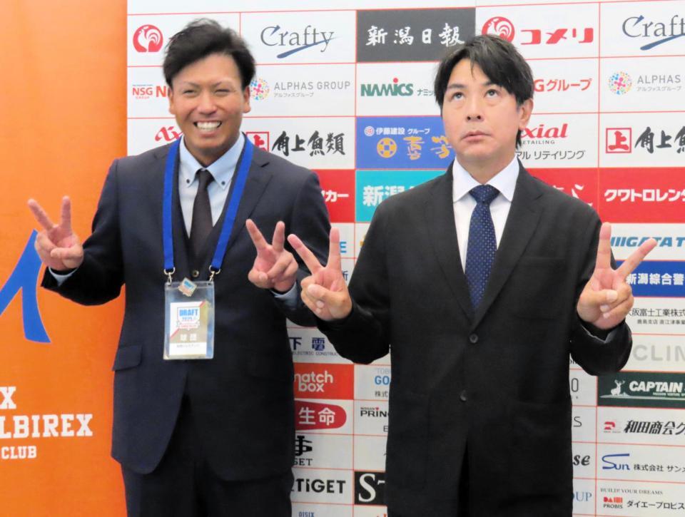 　ドラフト指名時の自身の誇張モノマネをする武田勝監督（右）に爆笑のオイシックス・知念