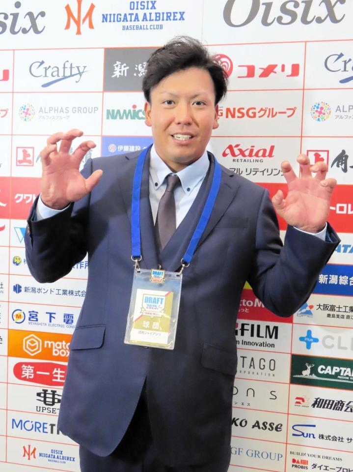 　巨人の指名挨拶を受けてシーサーポーズを決めるオイシックス・知念