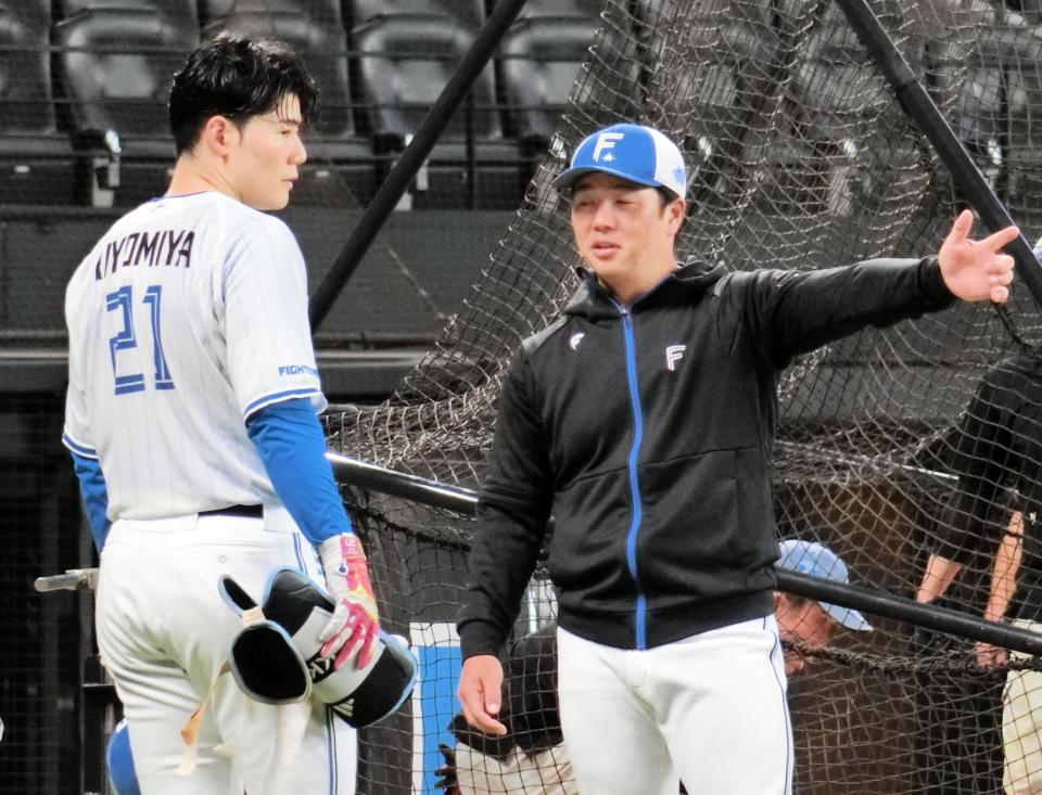 　横尾打撃コーチ（右）の話を聞く清宮幸