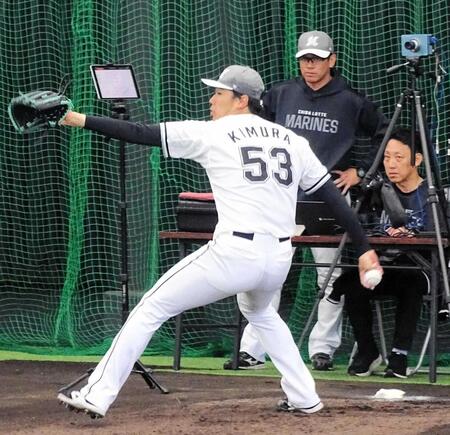 　ブルペンで投球練習する木村（左）と建山投手コーチ（中）