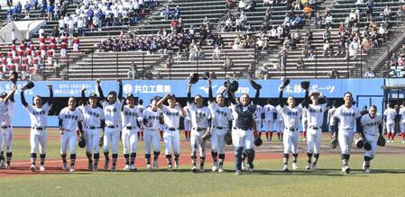 　決勝進出を決め、喜ぶ高川学園ナイン