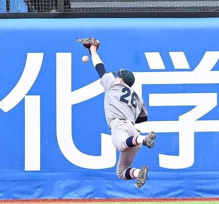 　８回、寺尾の打球を追う慶大・丸田だったが…（撮影・園田高夫）