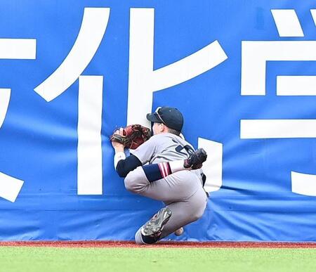 激突する慶大・丸田（撮影・園田高夫）