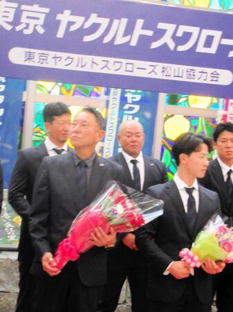 　秋季キャンプ地の愛媛・松山市入りした池山監督　現役時代に自主トレを行っており、地元ファンから大歓迎を受けた