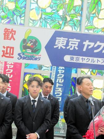 　秋季キャンプ地の愛媛・松山市入りした池山監督　現役時代に自主トレを行っており、地元ファンから大歓迎を受けた