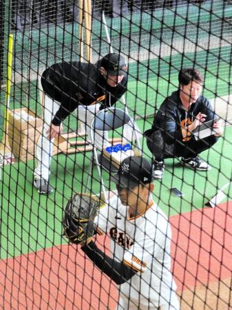 　真剣なまなざしで泉（手前）らのブルペン投球を見守る阿部監督