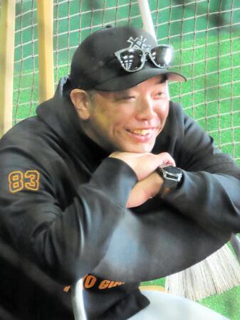 　ブルペンを視察して笑顔を見せる阿部監督