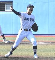 　最後の打者を二ゴロに抑え、ガッツポーズする高川学園・木下