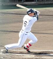 　紅白戦で安打を放った西川