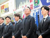 　秋季キャンプ地の愛媛・松山市入りした池山監督　現役時代に自主トレを行っており、地元ファンから大歓迎を受けた