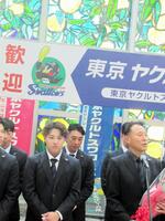 　秋季キャンプ地の愛媛・松山市入りした池山監督　現役時代に自主トレを行っており、地元ファンから大歓迎を受けた