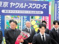 　秋季キャンプ地の愛媛・松山市入りした池山監督　現役時代に自主トレを行っており、地元ファンから大歓迎を受けた