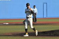 　最後の打者を打ち取り、ガッツポーズする崇徳・徳丸