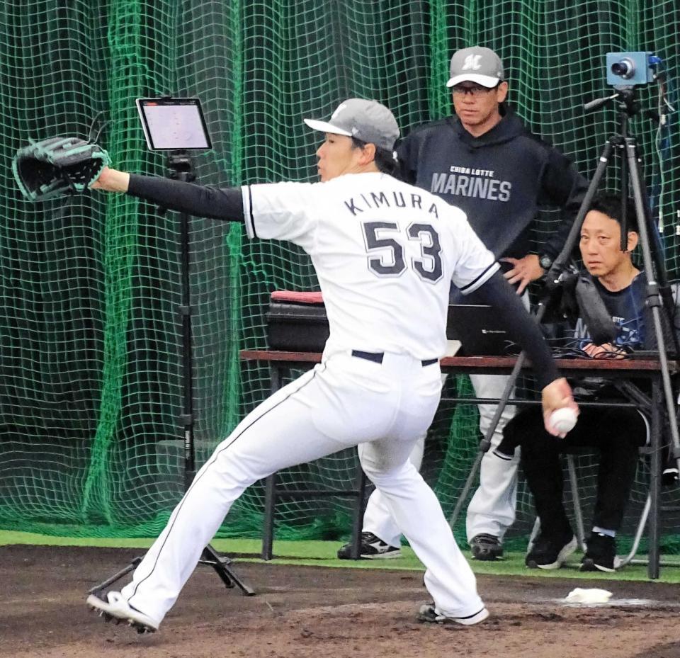 　ブルペンで投球練習する木村（左）と建山投手コーチ（中）