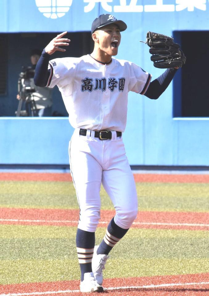 　八回のピンチをしのぎ、雄たけびをあげる高川学園・木下