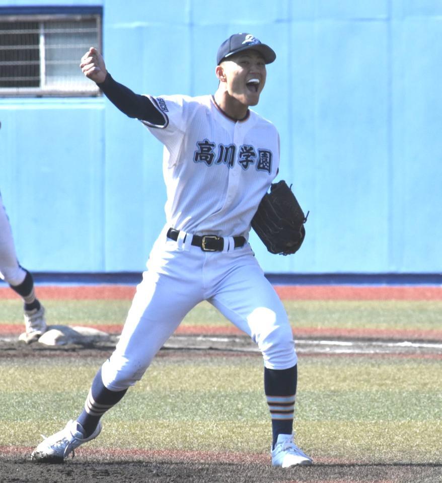 　最後の打者を二ゴロに抑え、ガッツポーズする高川学園・木下