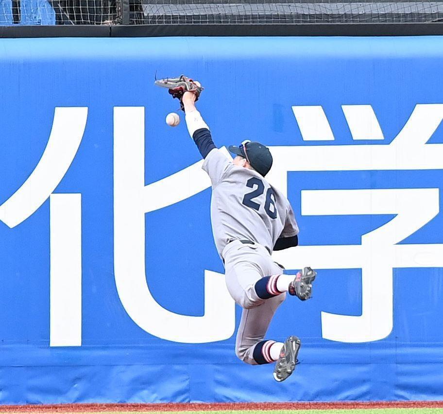 　８回、寺尾の打球を追う慶大・丸田だったが…（撮影・園田高夫）