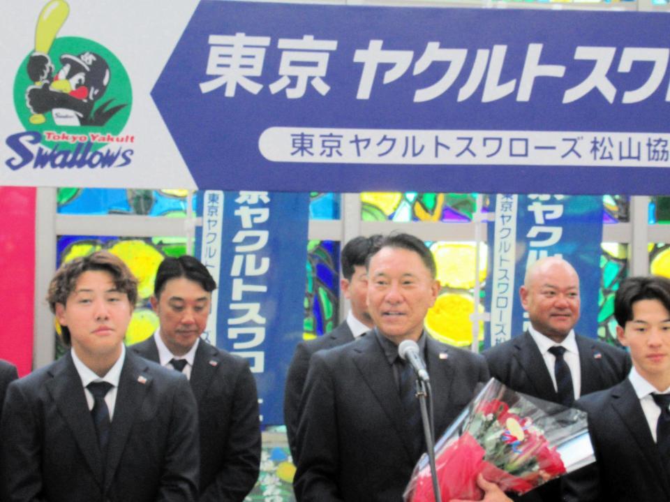 　秋季キャンプ地の愛媛・松山市入りした池山監督　現役時代に自主トレを行っており、地元ファンから大歓迎を受けた