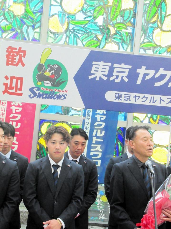 　秋季キャンプ地の愛媛・松山市入りした池山監督　現役時代に自主トレを行っており、地元ファンから大歓迎を受けた