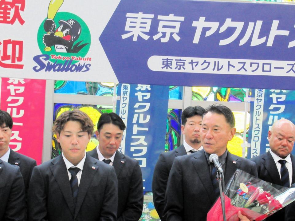 　秋季キャンプ地の愛媛・松山市入りした池山監督　現役時代に自主トレを行っており、地元ファンから大歓迎を受けた