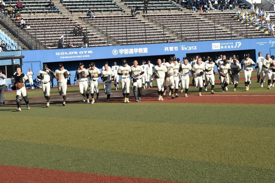 　決勝進出を決めた崇徳ナイン