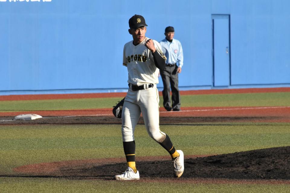 　最後の打者を打ち取り、ガッツポーズする崇徳・徳丸