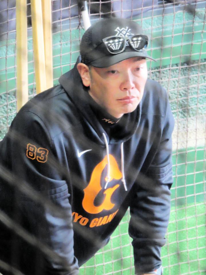 　真剣なまなざしで泉のブルペン投球を見守る阿部監督