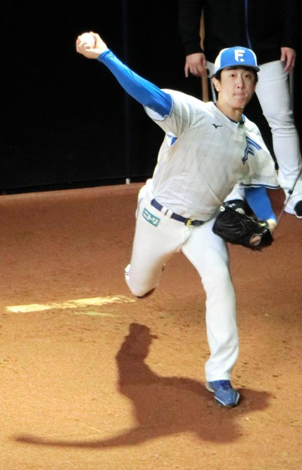 　ブルペンで投球練習をする北山