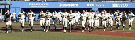 　決勝進出を決めた崇徳ナイン（撮影・高橋涼太朗）