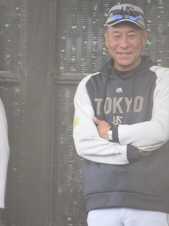 　ブルペンで投手の練習を見守る池山監督