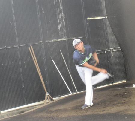 　ブルペンで投球を行う奥川