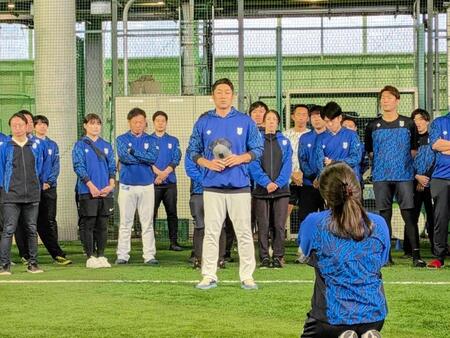 　秋季練習初日に訓示する相川監督