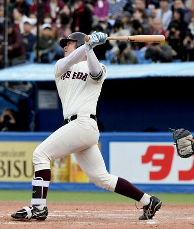 　８回、清宮福太郎は右前打を放つ（撮影・佐藤厚）