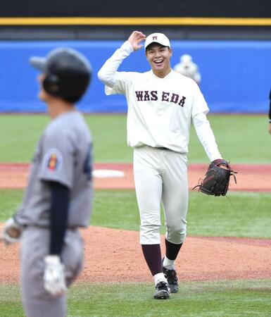 　９回、八木陽（左）を空振り三振に仕留め雄叫びを上げる早大・田和廉（撮影・佐藤厚）