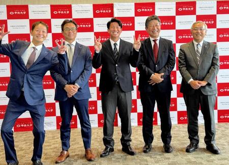 　指名あいさつを終えた、左から部坂スカウト、愛敬スカウト部長、中大・繁永、清水監督、樫山部長