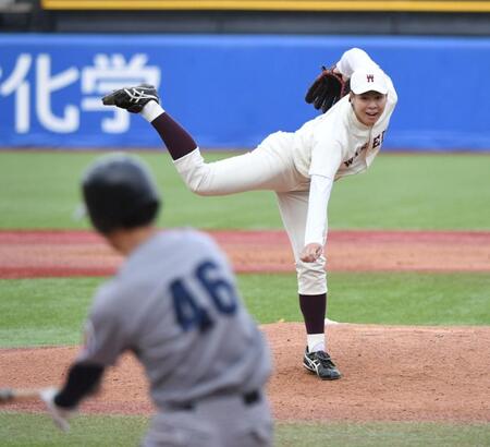 　９回、八木陽（手前）を空振り三振に仕留める早大・田和廉（撮影・佐藤厚）